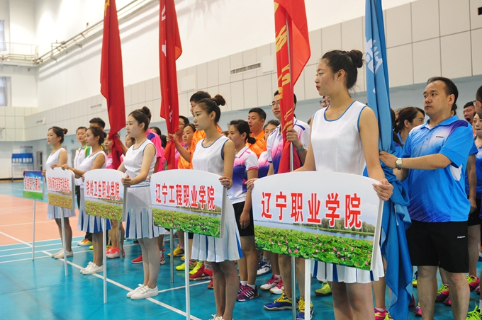 市教科文卫体工会举办铁岭高校教职工羽毛球比赛