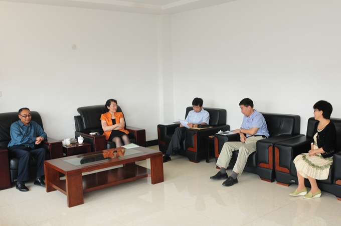 辽宁鹿源参茸饮片有限公司来我院赠送贵重中药标本