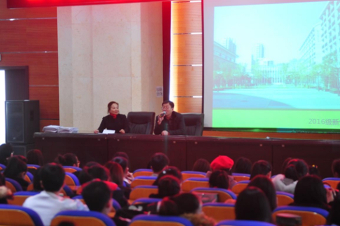 我院心理健康中心为2016级新生开展心理适应性讲座