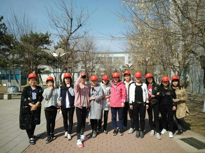 我院青年志愿者服务队开展校园大清扫活动