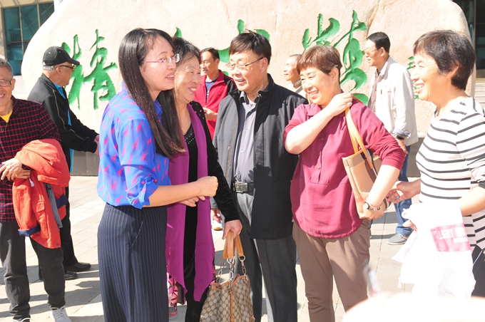 铁卫职院退休老教师返校相聚参观