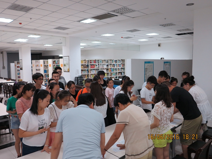 图书馆举办大学生读书节书山寻宝活动