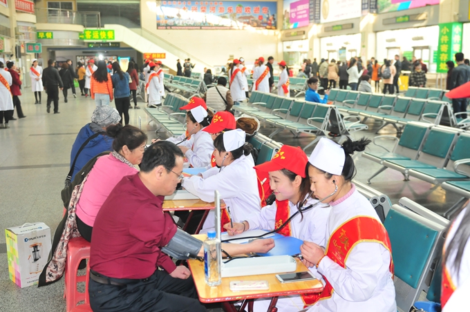 院团委带领青年志愿者服务队到客运中心开展志愿服务活动