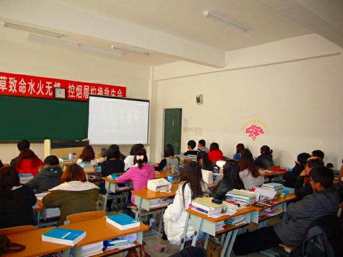 我院医学检验系组织观看国学大师翟鸿�讲座