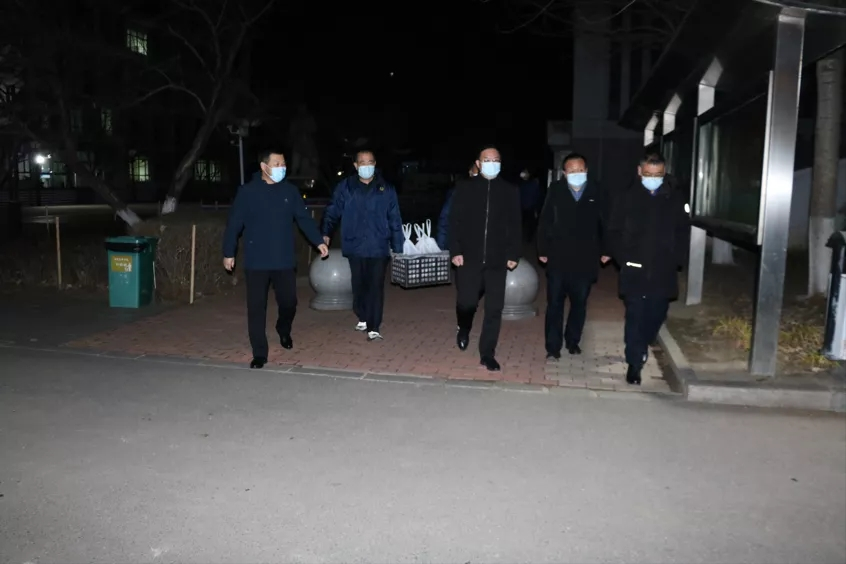 院领导慰问学院后勤保障工作人员