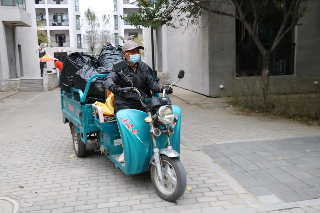 美化校园 后勤护航